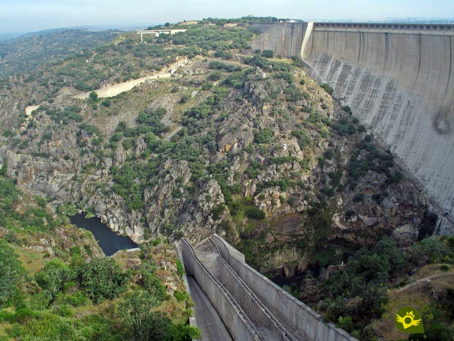Almendra Dam and Reservoir