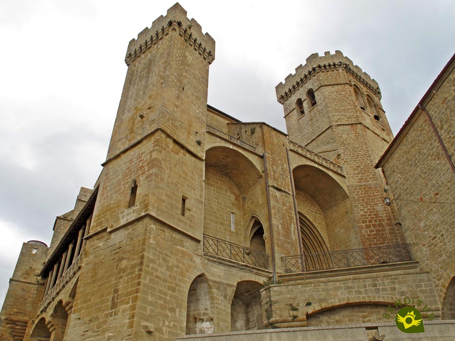 Torres almenadas de la Iglesia fortaleza de Santa María de Ujué