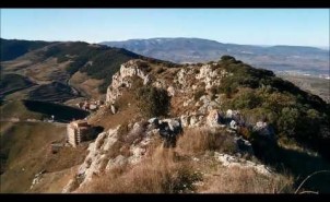 This route takes us to the top of Mount Laturce, passing by the hermitage of Santiago and descending the Fuentezuela ravine to the ruins of the monastery of San Prudencio.