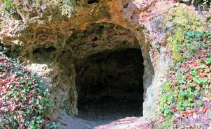 Cueva junto a la cascada de las Herrerías