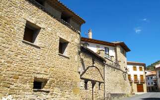 See accommodation in Mañeru
