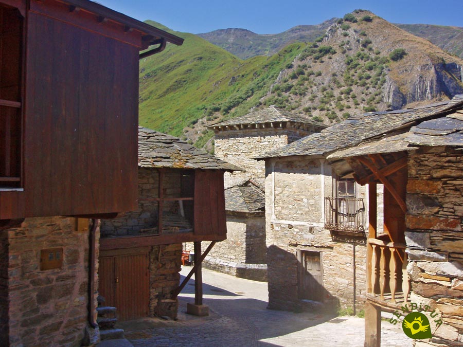 Typical mountain construction in Peñalba de Santiago