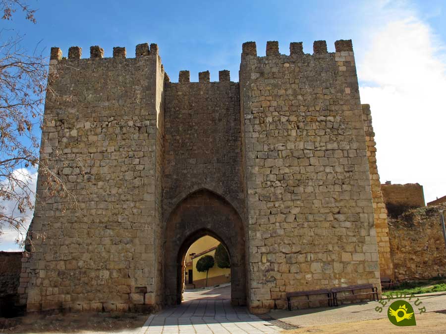 Puerta del Mercado, murallas de Almazán