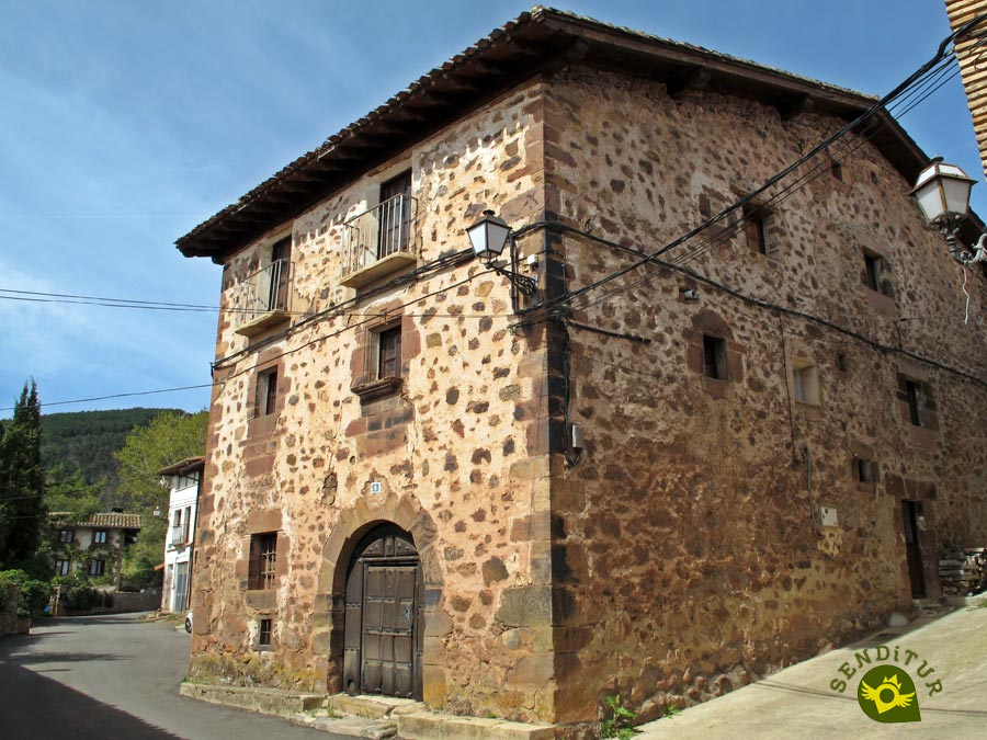 Típica casa serrana en El Rasillo de Cameros