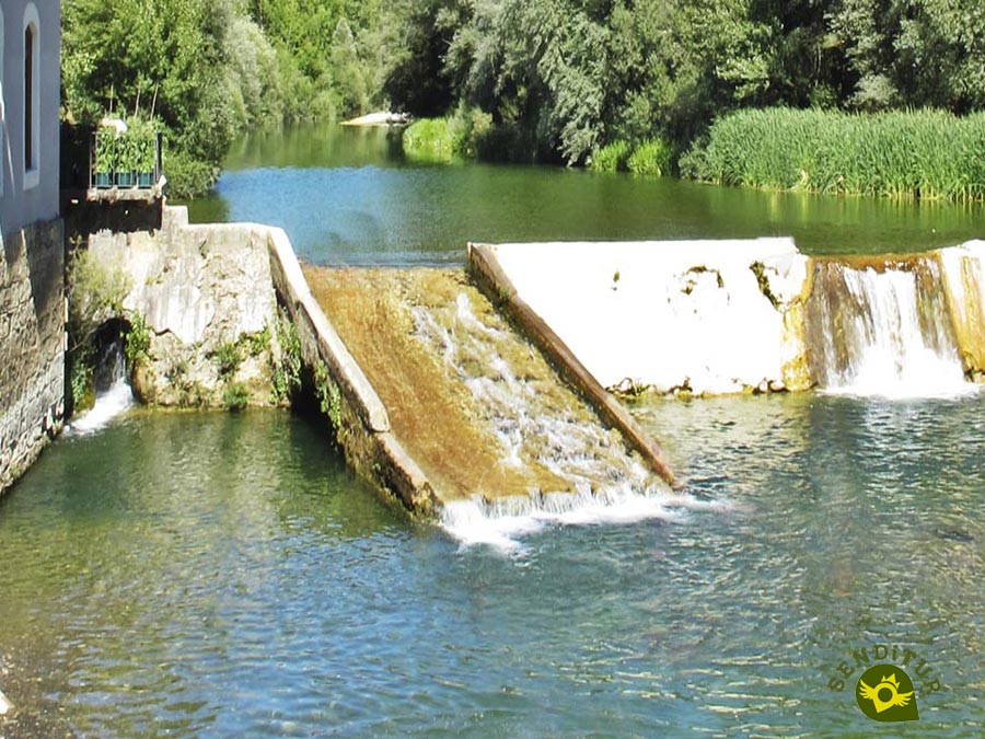 Salto de la presa en Burgui
