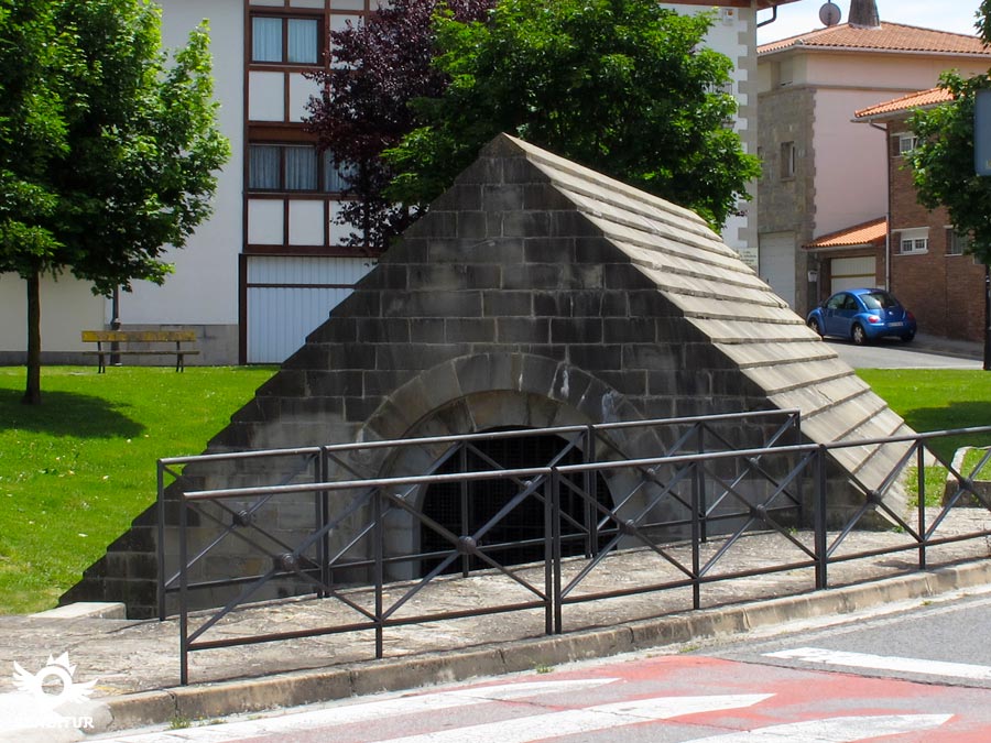 Medieval fountain in Cizur Menor-Zizur Txikia