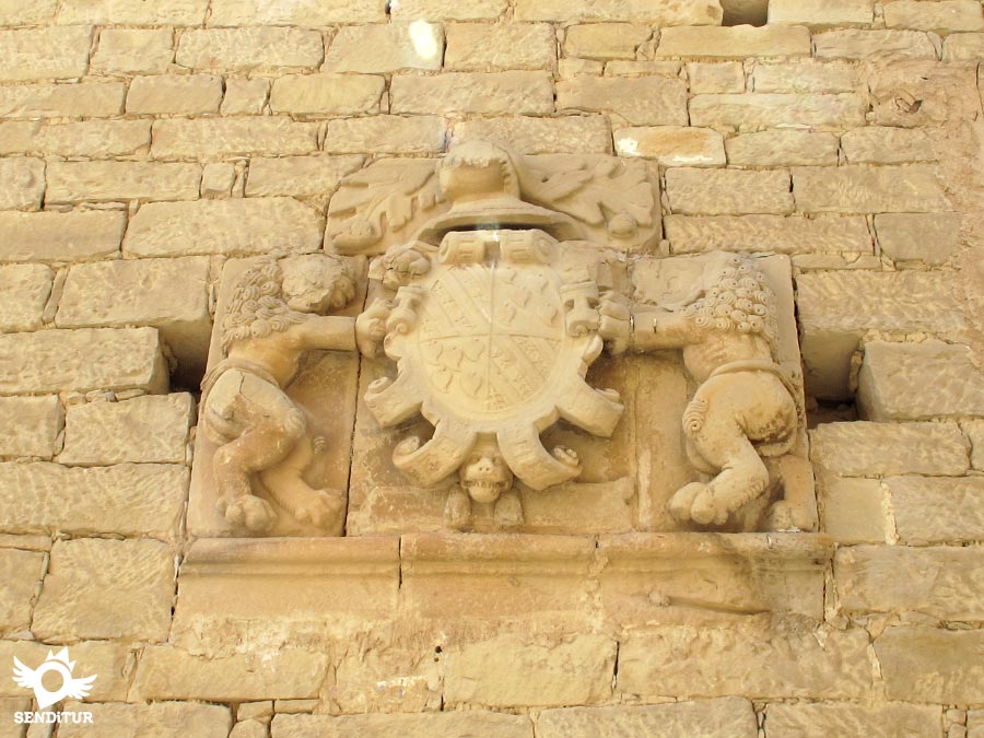 Detalle del escudo de una casona en Torres del Río