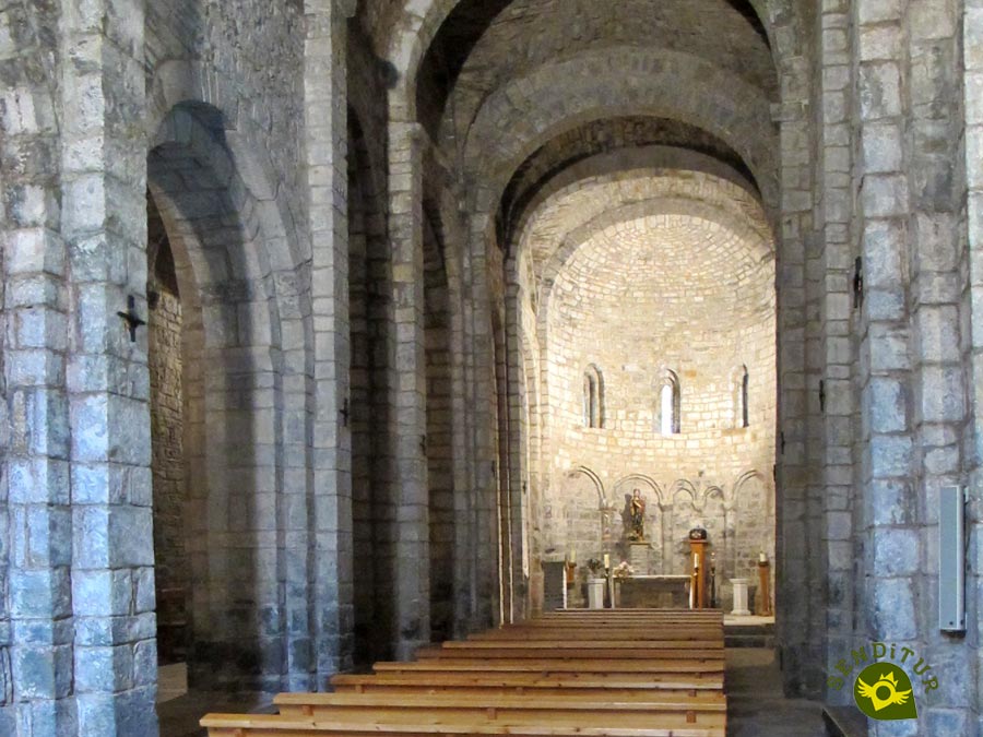 Interior de la iglesia de Santa María de Obarra