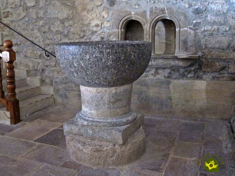 Pila bautismal que data del siglo XVII-XVIII. en Monasterio de Santo Toribio de Liébana