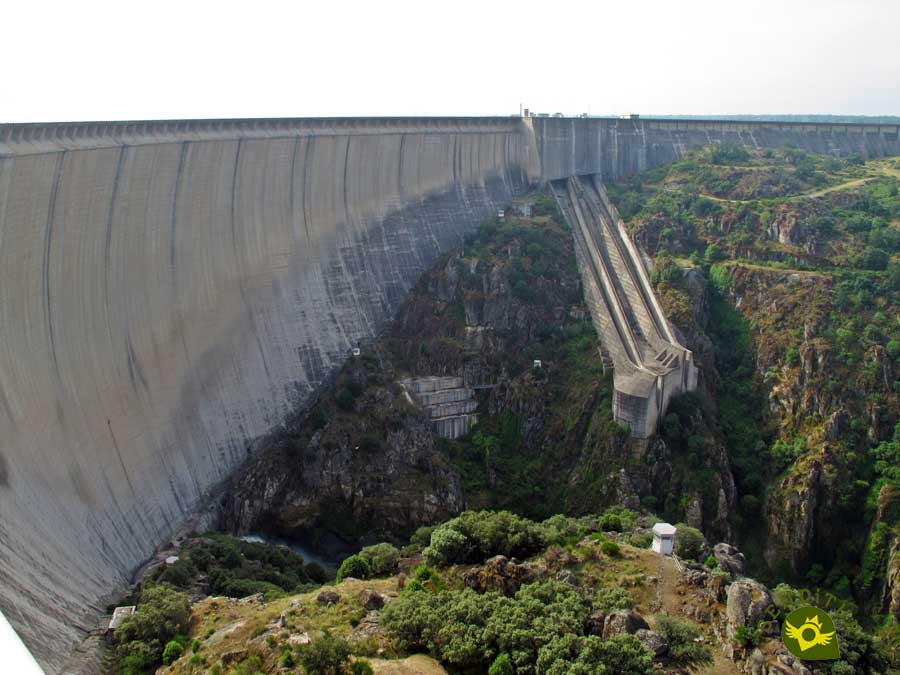 Almendra Dam and Reservoir