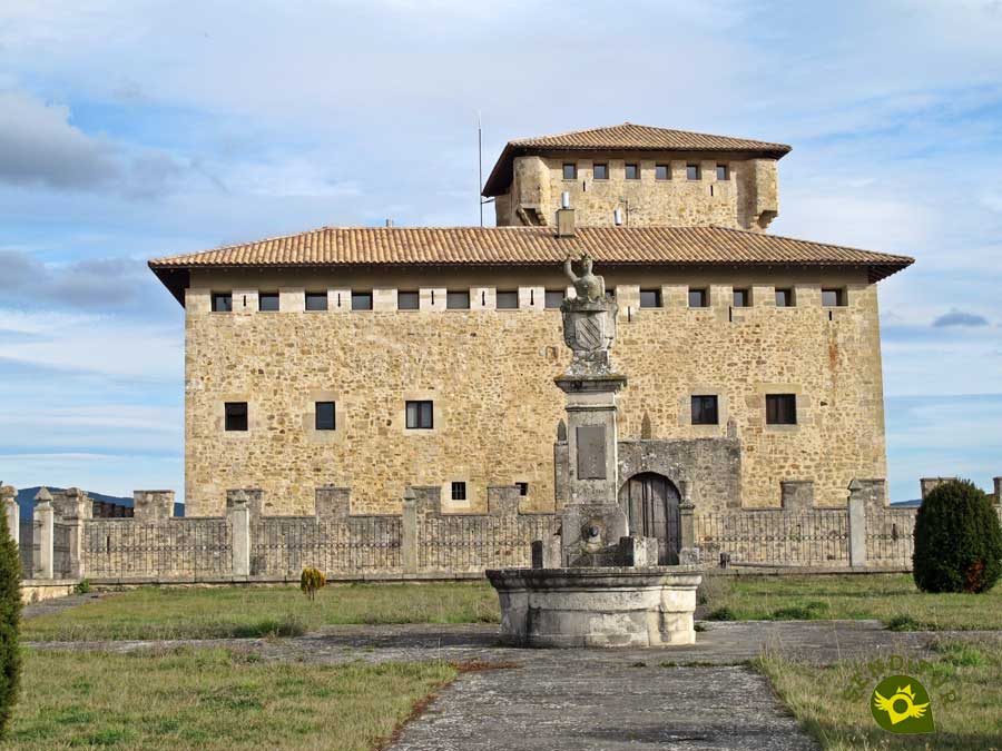 Torre-Palacio de los Varona y fuente con el escudo y la efigie de La Varona