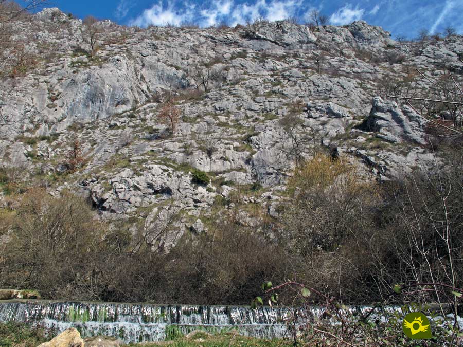 Nacedero del Río Zirauntza en el Parque Natural de Aizkorri-Aratz