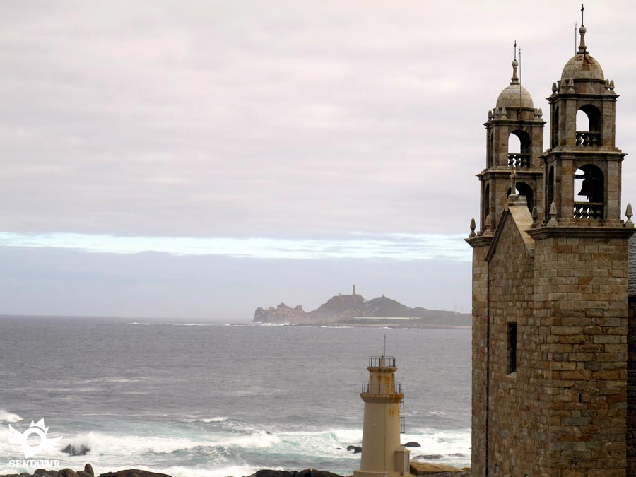 Torres del Santuario y bahía en el Santuario de la Virgen de la Barca