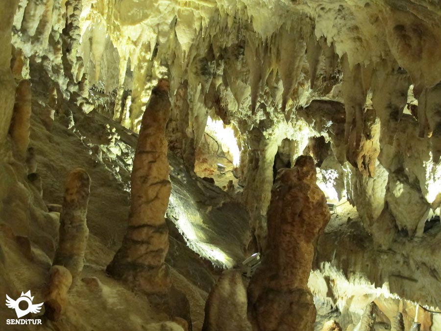 Los tono blancos caracterizan la cueva de La Viña e las Cuevas de Ortigosa