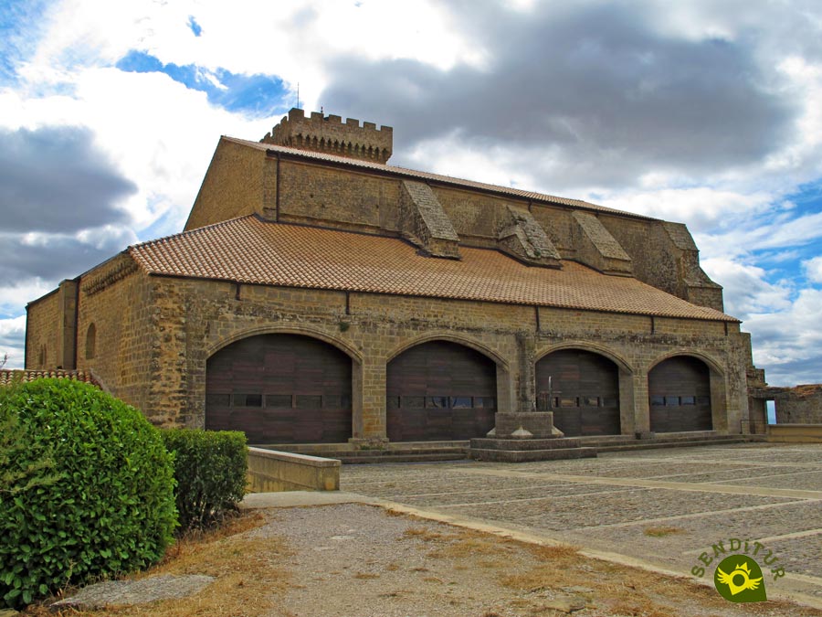 Explanada del Castillazo en la Iglesia fortaleza de Santa María de Ujué