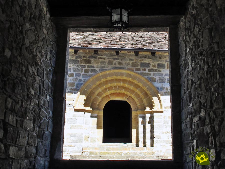 Portada románica en el Santuario de Nuestra Señora de Muskilda