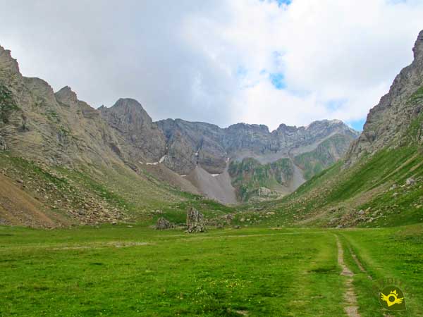 Sarrios Valley from the Lizara mountain hut