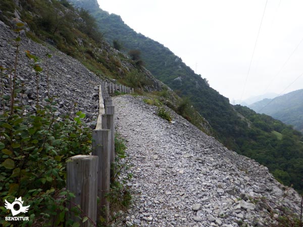 Pebbled slope protected by a wooden slope