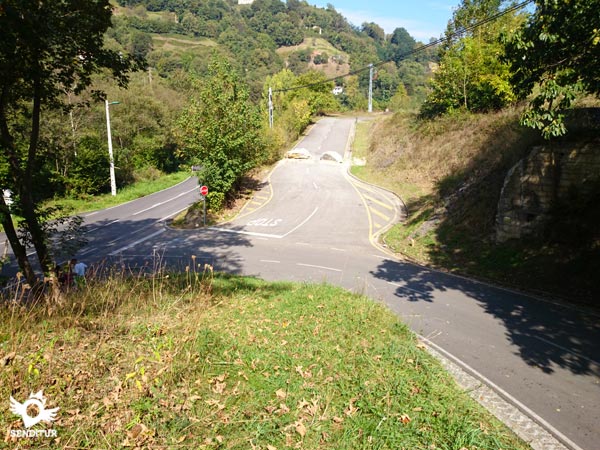 The road on the left goes down directly to El Cadavíu, the one on the right takes us through the forest.
