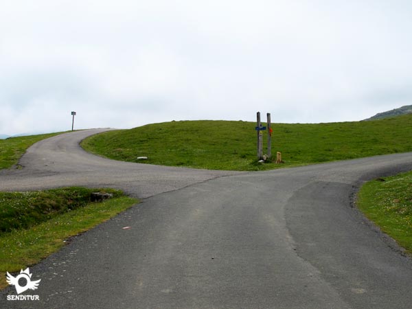 El Camino sigue por la carretera de la derecha dejando a la izquierda los accesos a la Virgen y a la Granja