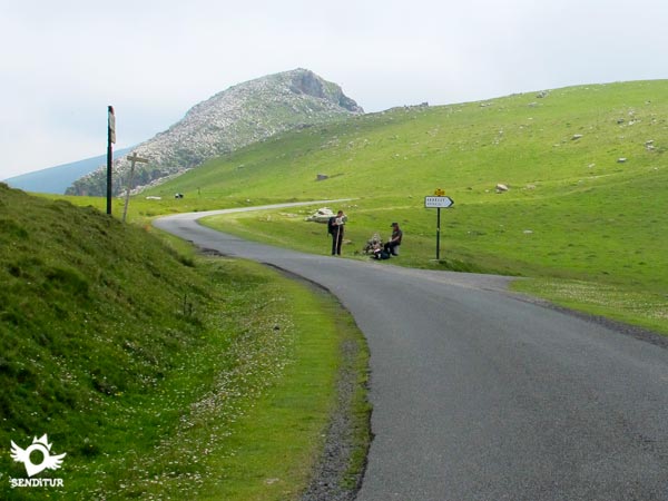 Cruce con la carretera hacia Arnegi/Arnéguy