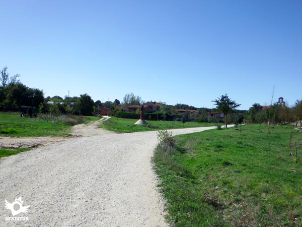 We leave on the left the track that enters the village to continue towards the monastery