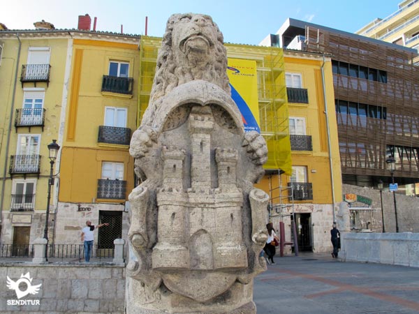 Detalle del escudo en el Puente de San Juan, Burgos