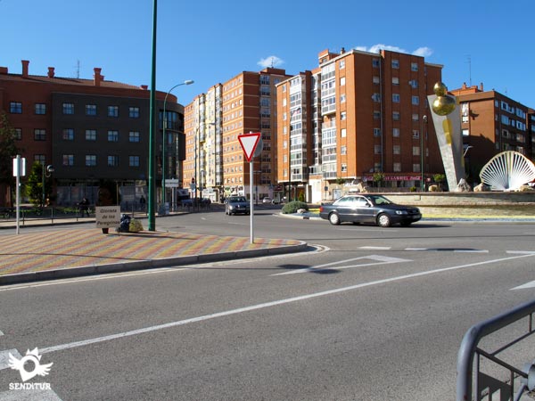 At the end of the street on our right is the Glorieta del Peregrino.
