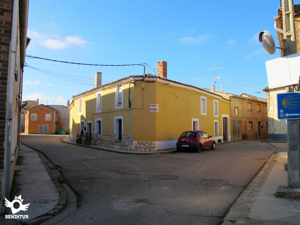 Giramos a la izquierda dejando la calle que lleva al rollo y al ayuntamiento