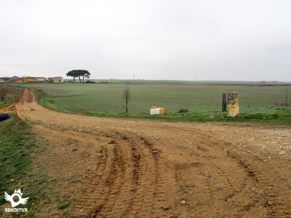 La variante gira en el cruce hacia la izquierda dirección Villarmentero