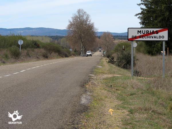 After leaving Murias there is still a good stretch of road to find the entrance to the andadero.