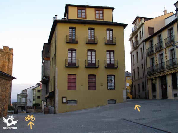 The route takes us through the street on the right to the center of Ponferrada
