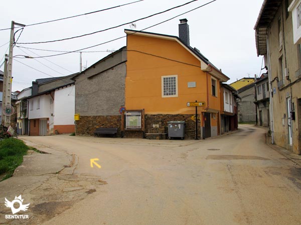A nuestra entrada en la población tenemos que seguir por la calle de la izquierda