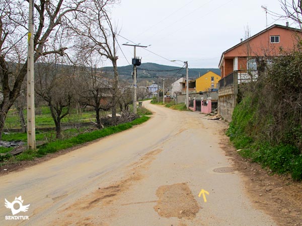 El recorrido sigue la carretera que llega a la localidad