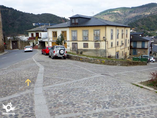 Bordeamos parte del castillo