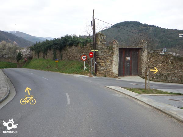 El Camino Frances sigue por la calle de la derecha, los ciclistas siguen la carretera