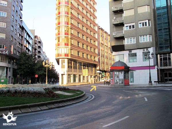 Buscamos el mejor lugar para cruzar la rotonda y seguir recto