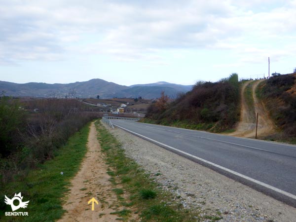 La senda no siempre está disponible en este tramo de carretera