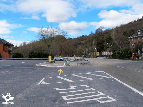 Atravesamos el aparcamiento