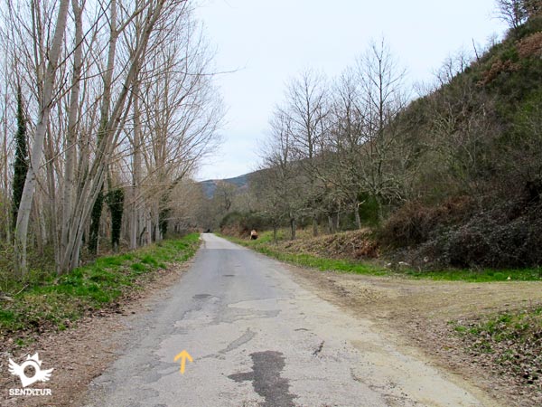 El itinerario sigue el curso de la carretera local