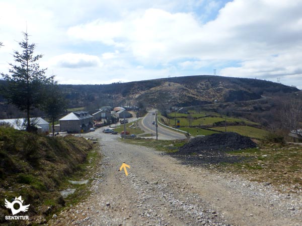 El Camino desciende hacia Liñares