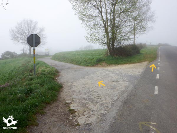 O seguimos el corto desvío o continuamos por la carretera