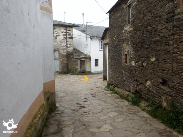 El recorrido gira a la derecha al llegar a la localidad