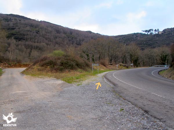 El recorrido sigue por ahora junto a la carretera