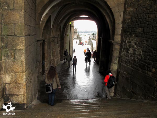 Los ciclistas tendrán que echar pie a tierra para recorrer los últimos metros que nos separan de la Plaza del Obradoiro