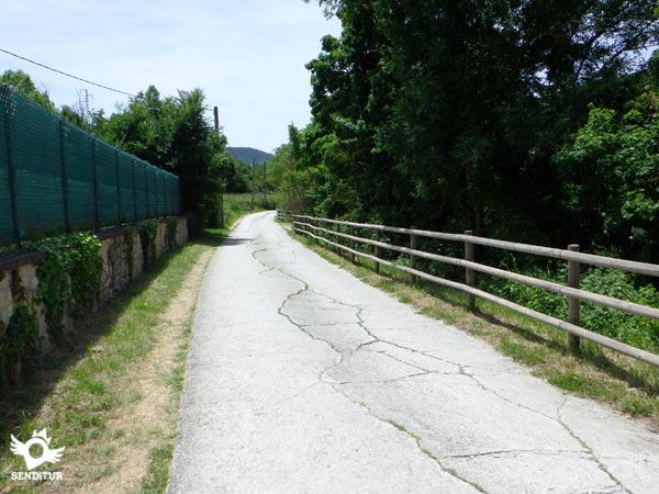 Asphalt track that descends towards the river