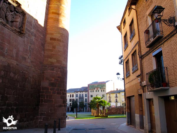 Calle Costanilla y fachada trasera del monasterio de Santa María la Real de Nájera