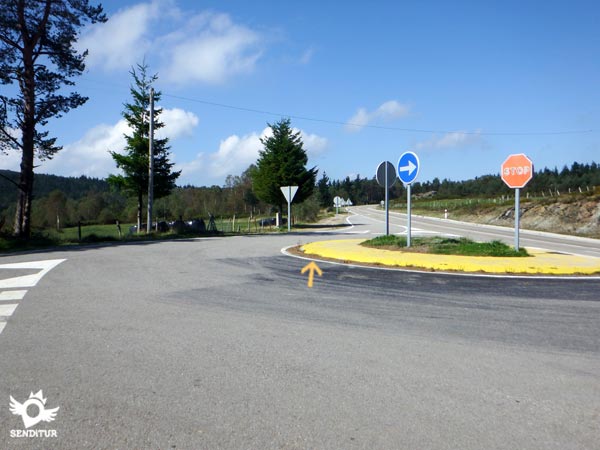 El andadero sigue por ahora junto a la carretera