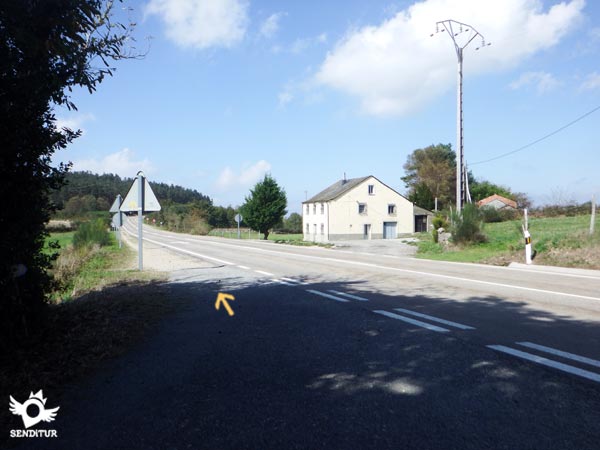 Volvemos a avanzar junto a la carretera