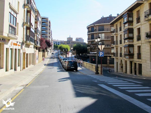Seguimos la calle de la Vega sin desviarnos
